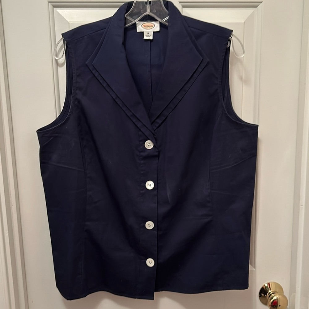 Sleeveless navy blouse with structured double collar.